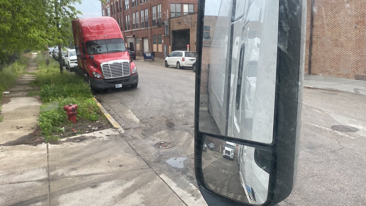 @wesharman @hellbenthagen @haulin_cowmobil of course this bozo wld park on this tight corner & typical iLL2da noise horrible place to dock an 18wheeler!!!!I #TruckerLife.  I’m pretty sure that’s a fire hydrant:/ Welp I’m docked @SheDrivesTrucks brought @VisitChicago ur RICE!!!!