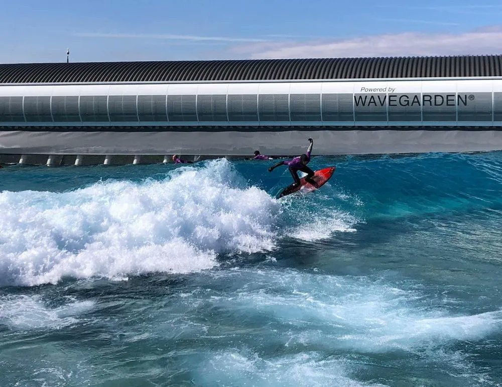 I was invited to @TheWave for a surfing lesson in the white-water of their artificial lake, and to stay in one of their onsite safari tents. To say I had a good time is an understatement. Surfing is honestly the best fun. >> splodzblogz.co.uk/2022/04/14/the… #OneHourOutside