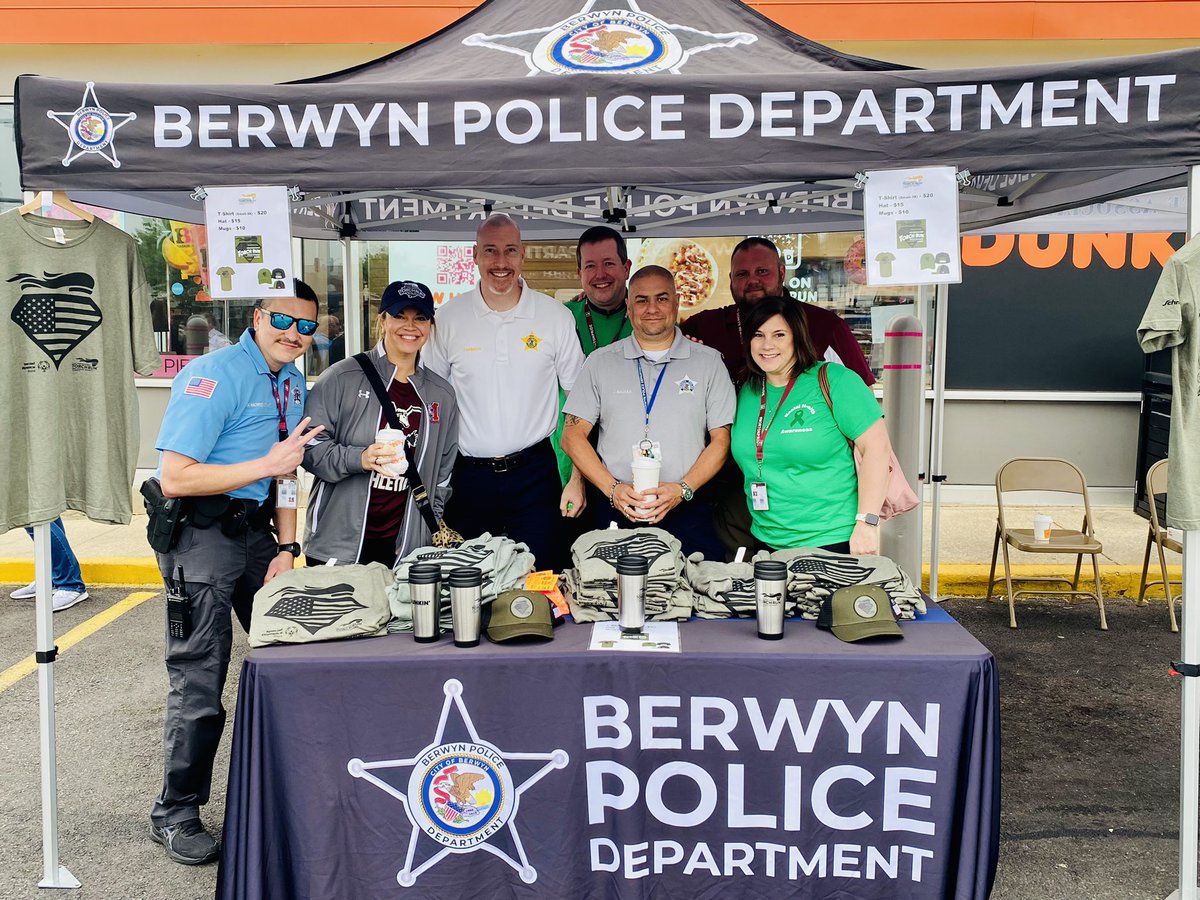 #CopOnARooftop to support @SO_Illinois with @Morton201 representation this AM.  Parking lot was PACKED with our wonderful community members too!

❤️💙❤️💙❤️💙🚨🚔

@1MortonMission 
@KristyCavanaugh 
#MortonPride