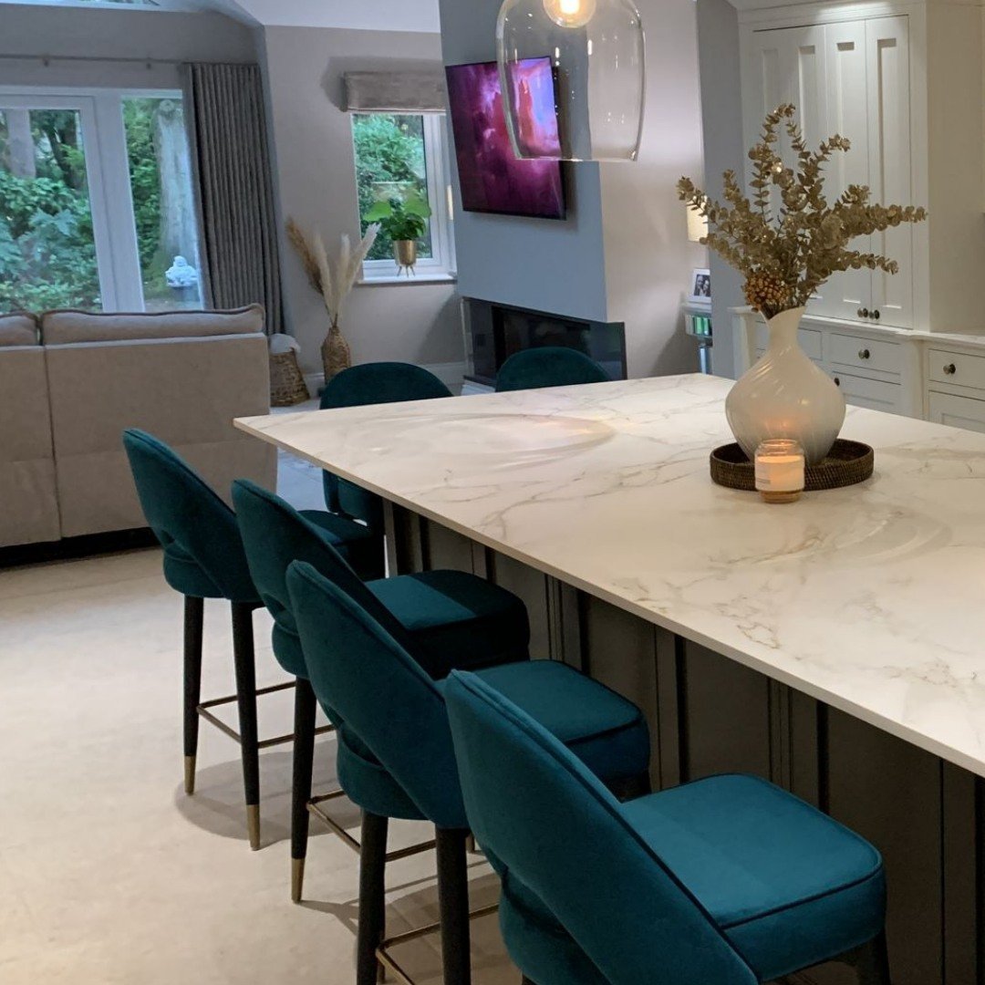 We’ve got some serious kitchen envy. This stunning marble effect stone island is like a piece of art! 

#kitchendesign #kitchensofinstagram #kitchenisland #quartz #quartzworktops #worcester #worcestershire #worcestershirelife