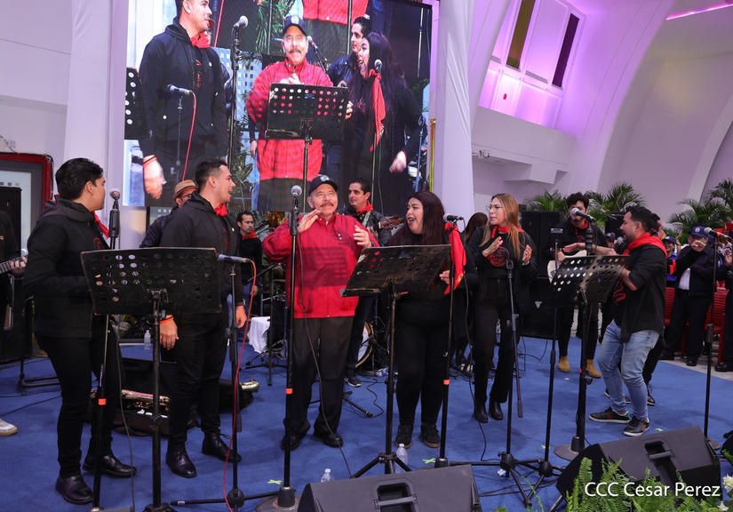 Clase mensaje ese que les llegó ayer a los yankis y a los puchos: el mero Comandante Daniel Ortega, nuestro Presidente, en una sola bailadera, alegrísimo, sano y feliz, y todos nosotros celebrando siempre la vida junto con él! ☺️

#PLOMO19