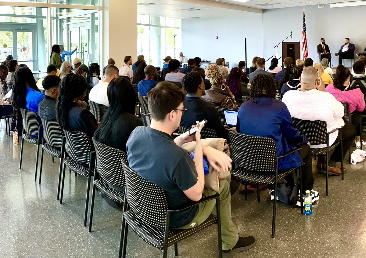 DOES_DC's tweet photo. DCIA is closing out #DCInfrastructureWeek with the Amazon Panel Discussion!
 
This panel is discussing current and future projects that align with Amazon's commitment to sustainability and the role that we can all play in creating a cleaner and greener environment. https://t.co/KwsxHpPxvP