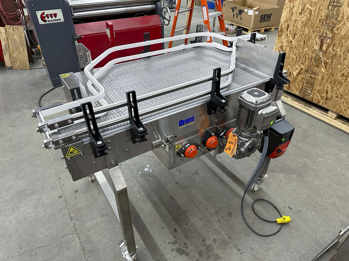 BevcoConveyors's tweet image. This custom recirculating accumulation table was a huge hit at our recent CBC booth, specifically made to fit a small space with a solitary motor and single-file infeed/outfeed lanes using short stainless steel dead plates. #BrewingEfficiency #PackagingSimplified #Accumulation
