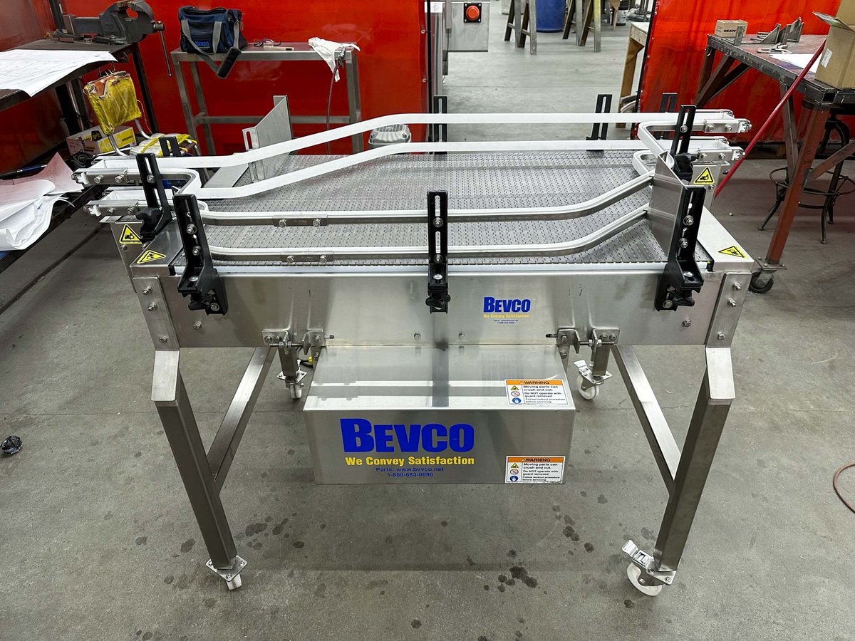 BevcoConveyors's tweet image. This custom recirculating accumulation table was a huge hit at our recent CBC booth, specifically made to fit a small space with a solitary motor and single-file infeed/outfeed lanes using short stainless steel dead plates. #BrewingEfficiency #PackagingSimplified #Accumulation
