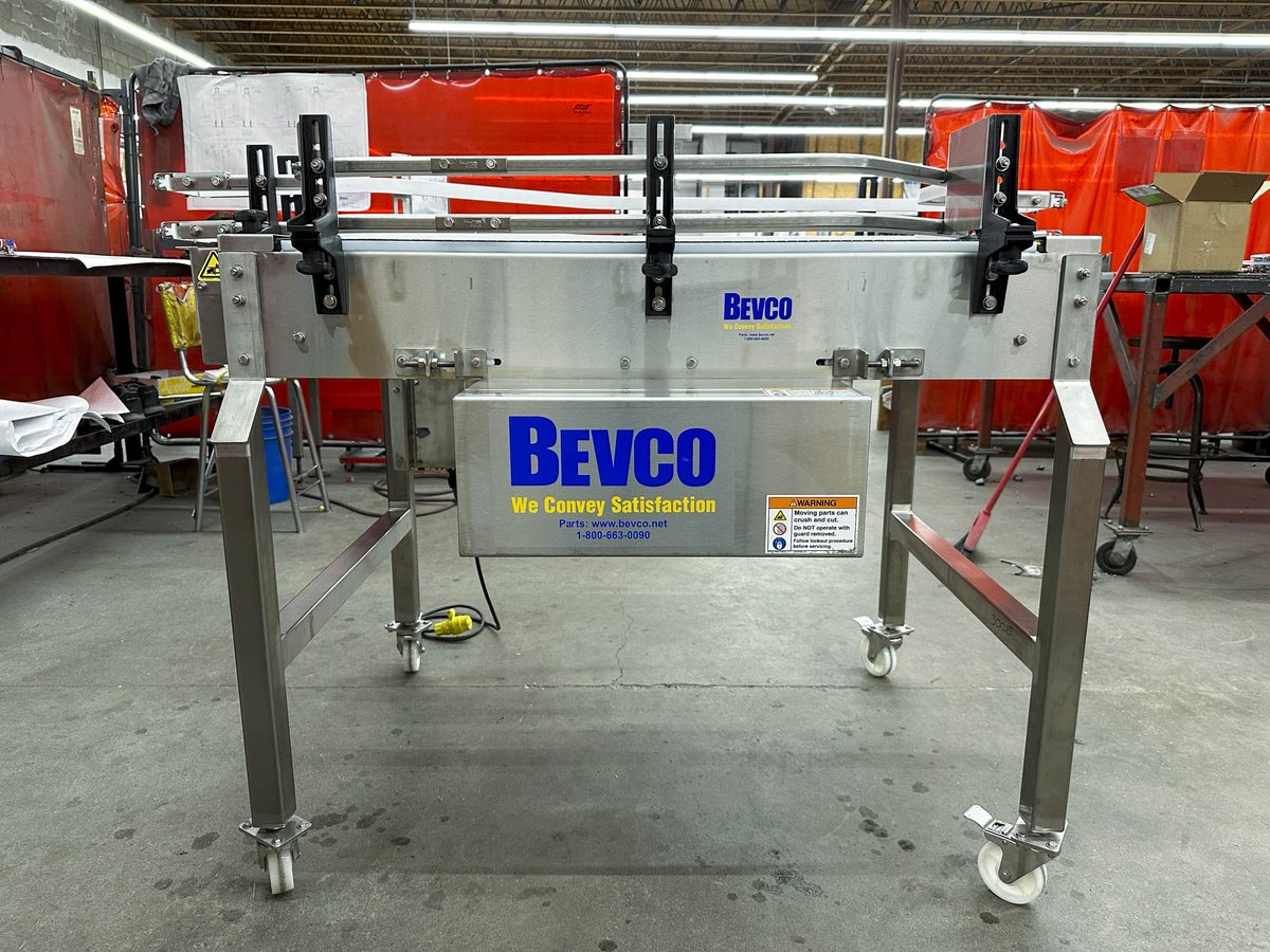 BevcoConveyors's tweet image. This custom recirculating accumulation table was a huge hit at our recent CBC booth, specifically made to fit a small space with a solitary motor and single-file infeed/outfeed lanes using short stainless steel dead plates. #BrewingEfficiency #PackagingSimplified #Accumulation