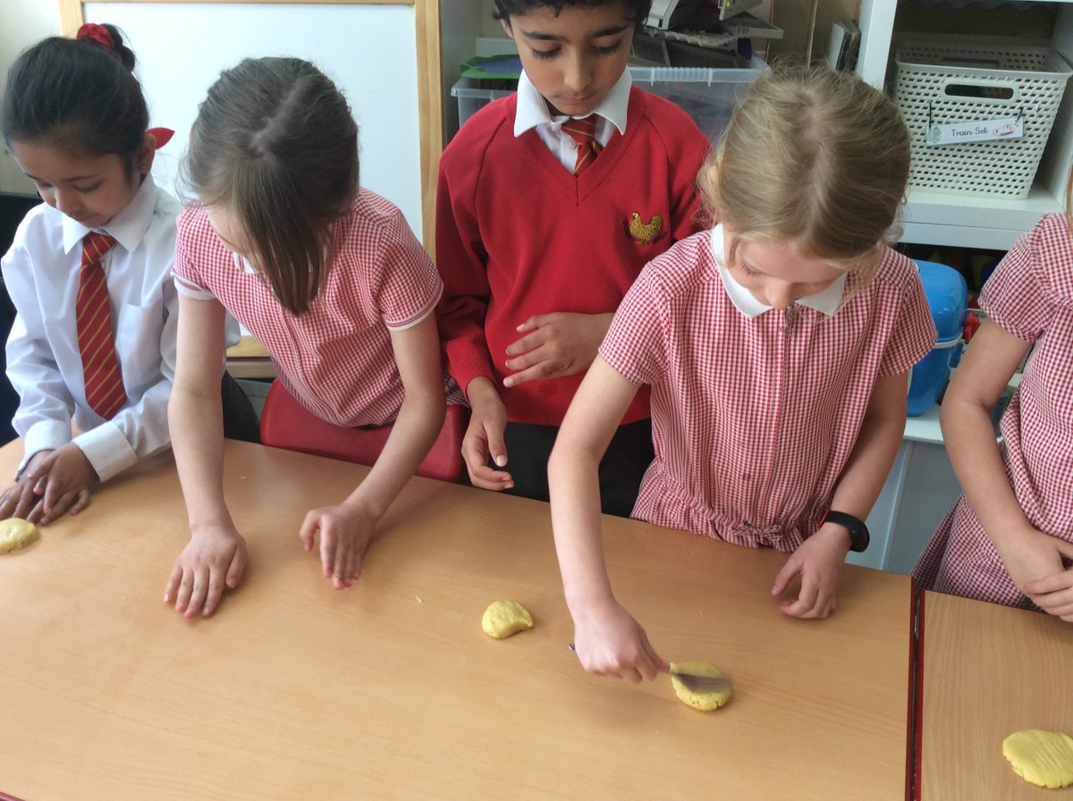 PerryHallOrp's tweet photo. Year 2 have been busy making 17th Century biscuits this week so we just had to fire up the cob oven again! Delicious! https://t.co/V714XG7t6E