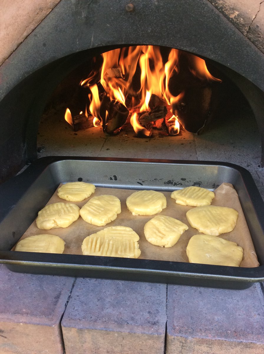 PerryHallOrp's tweet photo. Year 2 have been busy making 17th Century biscuits this week so we just had to fire up the cob oven again! Delicious! https://t.co/V714XG7t6E