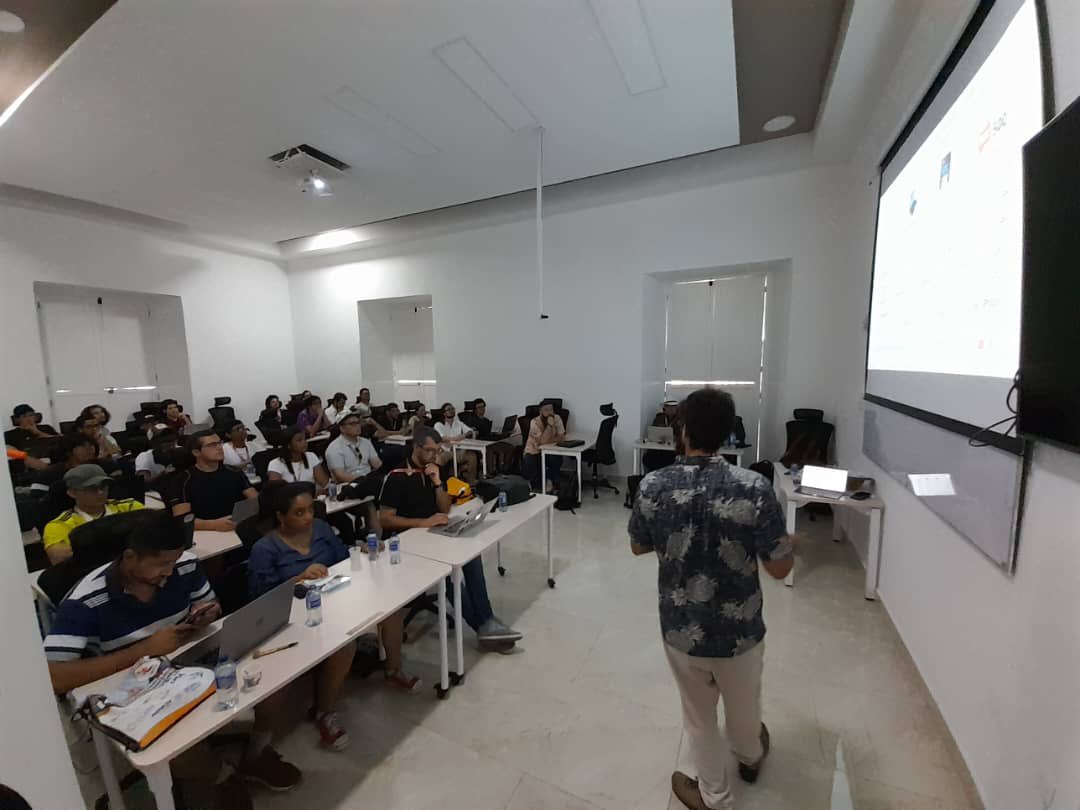 SuperCCamp's tweet photo. Now, Xavier Besseron from @uni_lu session in #SCCAMP2023  about particles simulations in physics. https://t.co/Hy7Kh2ZJVl