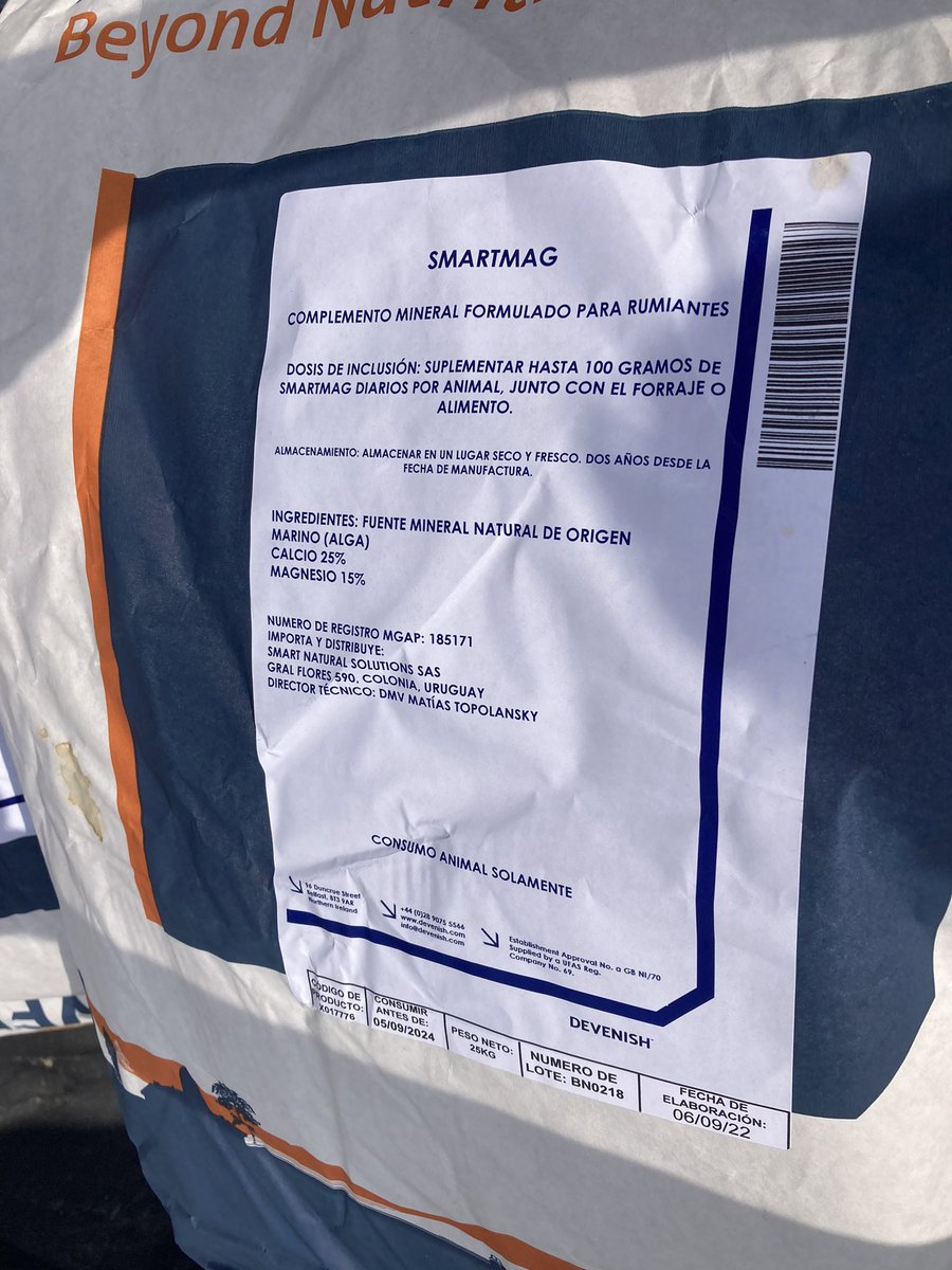 sns_uruguay's tweet photo. Carga completa de #SmartMag 🚛
La opción inteligente para controlar el pH del rumen 🐮
Ante la faltante de fibra para usar como fuente de rumia la forma natural de control de pH ruminal es #SmartMag
#Devenish #BeyondNutrition 🌱 https://t.co/bGRbBgsLoF
