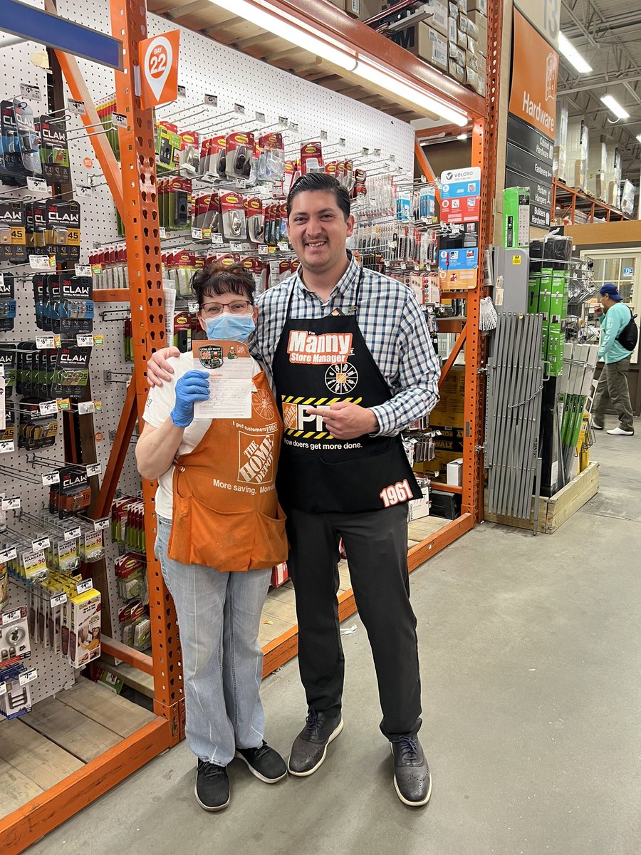 Thank you Manny for taking the time to recognize D25 associate Rosie for her perfect attendance and doing the right thing!