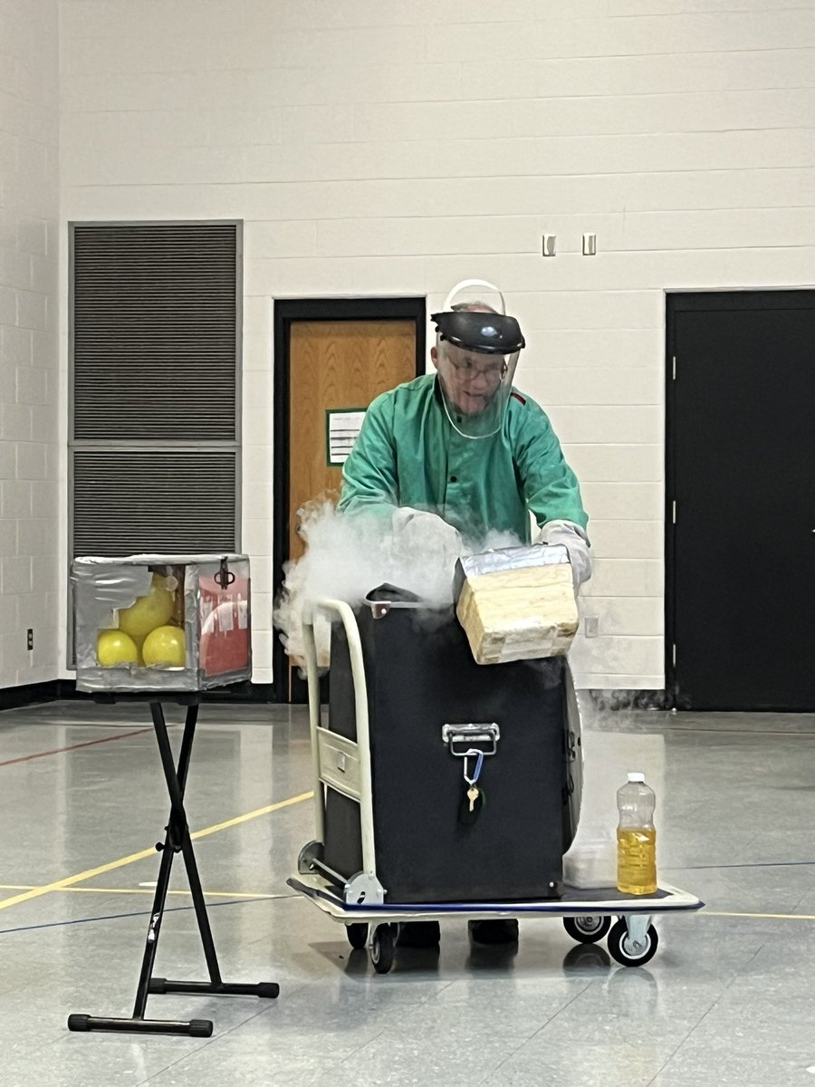 SVFirstGrade's tweet photo. Thank you to our wonderful PTO for an AMAZING science assembly! @HeritageECS #HECSmagic #WEareLakota https://t.co/qFqpxkHFmO