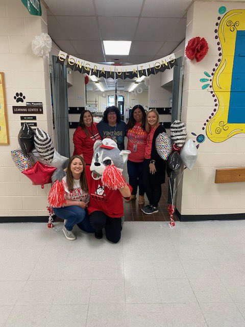 MissSadlik's tweet photo. So honored to have won the Excellence in Team Collaboration Award with my amazing 3rd grade team. Could not imagine working with anyone else every day and so thankful my teammates have become my friends ❤️ https://t.co/4o1d1vHTFA