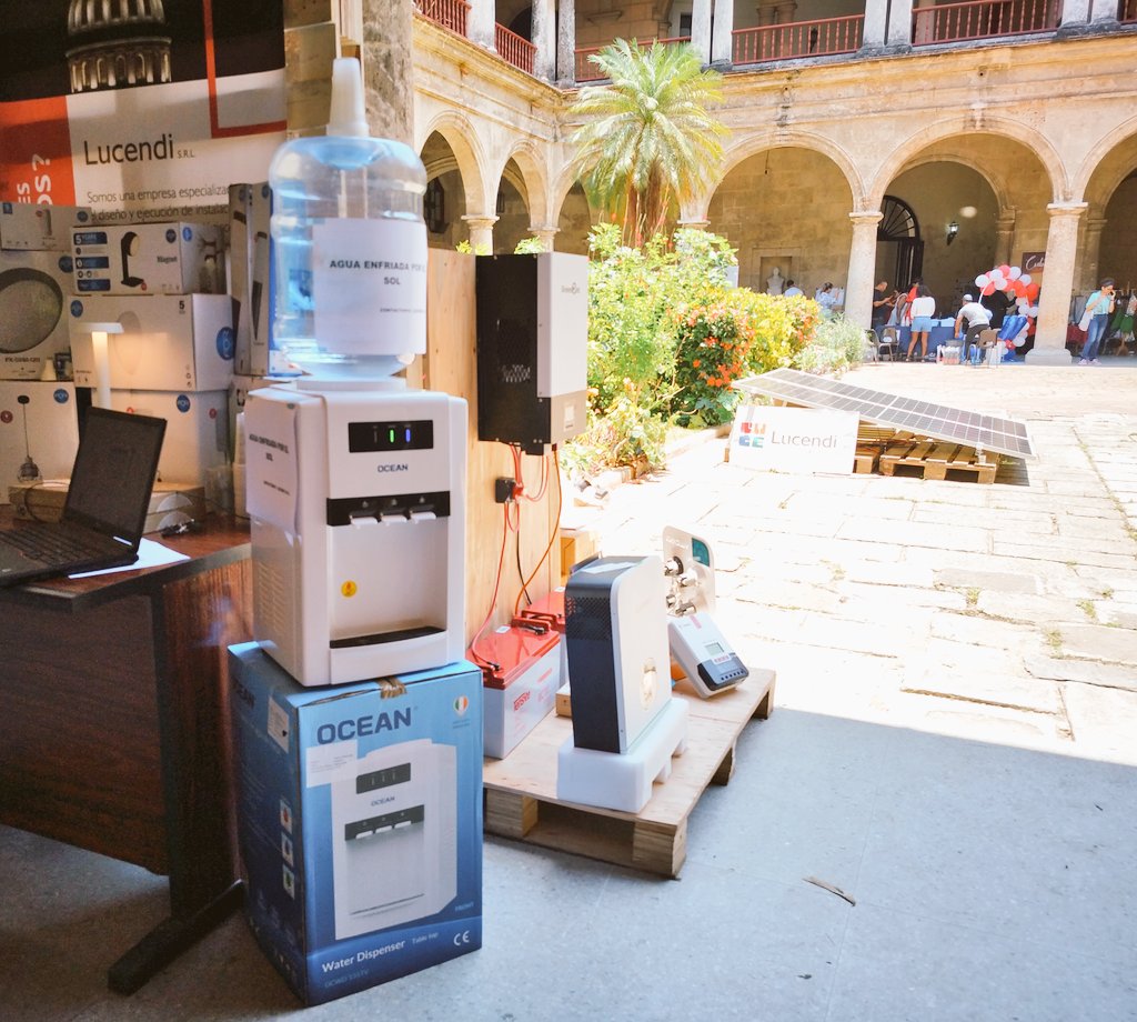 Conversamos con el Excelentísimo Señor Embajador del Reino Unido sobre nuestros innovadores kits solares con almacenamiento de energía. Fue un honor compartir nuestra visión sobre el uso del sol para generar electricidad y calentar el agua.
