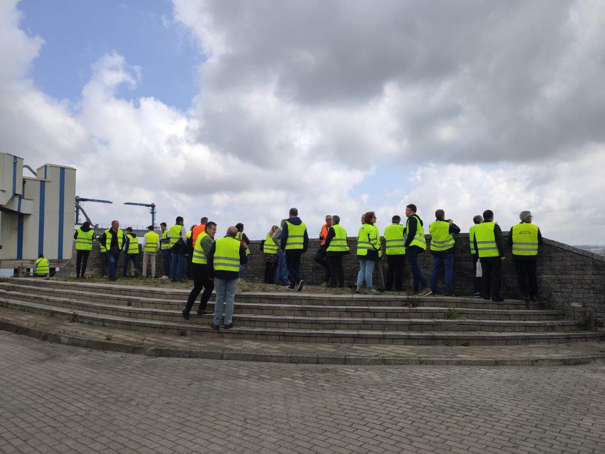 #CicloDeVisitasAObras I Hoy visitamos las más importantes obras del <a href="/port_santander/">Puerto de Santander</a>: terminales, instalaciones Boluda, aparcamiento en altura, ampliación del muelle 1-4, terminal de GNL, cajones del muelle 9...

👉 Gracias a <a href="/f_martingallego/">Francisco Martín</a> y <a href="/ManriqueValdor/">Christian Manrique</a> por acompañarnos.