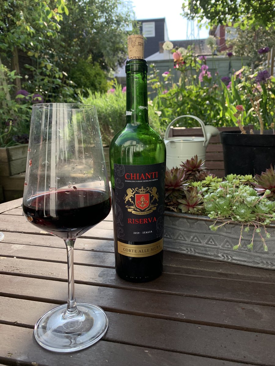 InvestorMidlife's tweet image. All dividends in #FGT #IHR #BIPS and reinvested into #RECI. Drop of Lidl Chianti 🍷 in the garden!