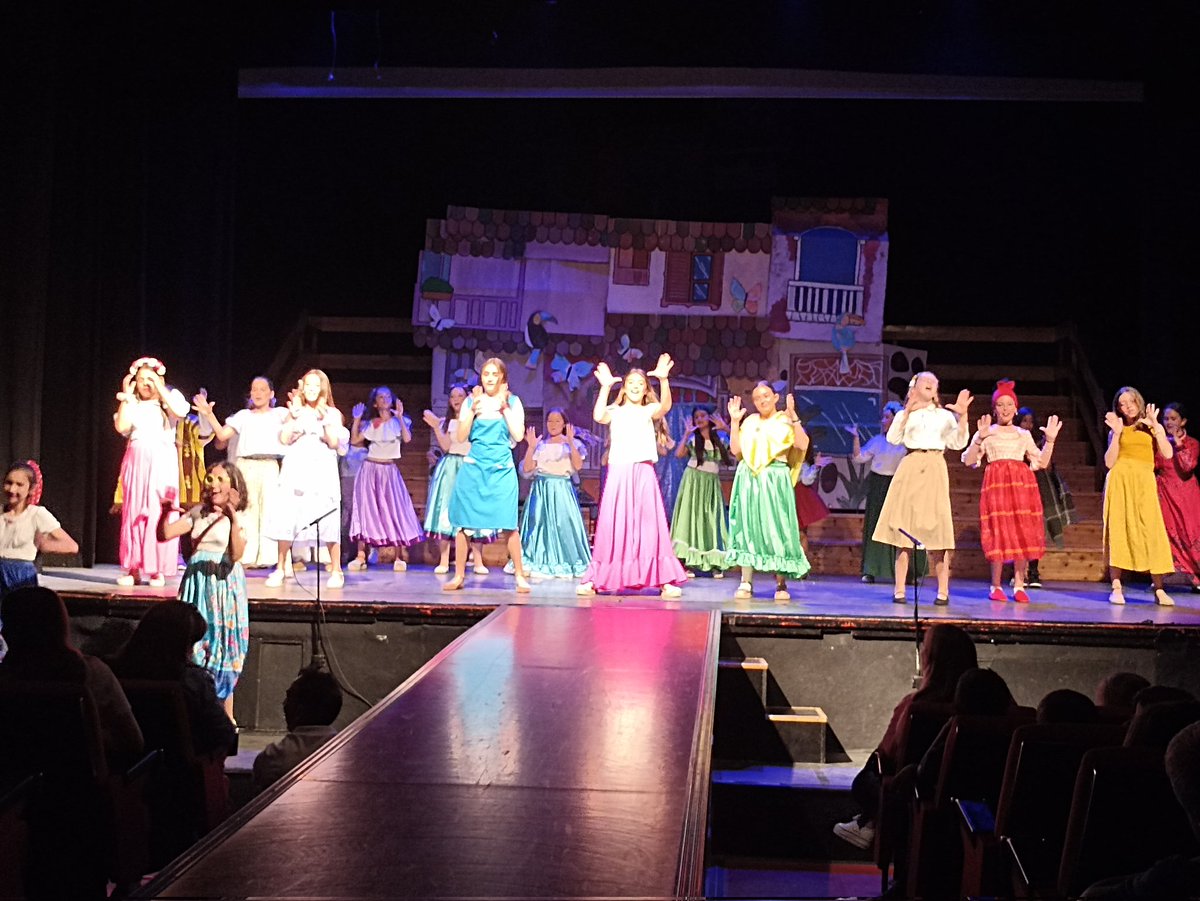 SalesianosVSJB's tweet photo. Qué "ENCANTO" han tenido las artistazas de la extraescolar de teatro presentando en estreno este maravilloso musical a sus compañeros y compañeras de Primaria con motivo de la fiesta escolar de María Auxiliadora.
#encanto 
#maríaauxiliadora https://t.co/0A1j7LE8xx