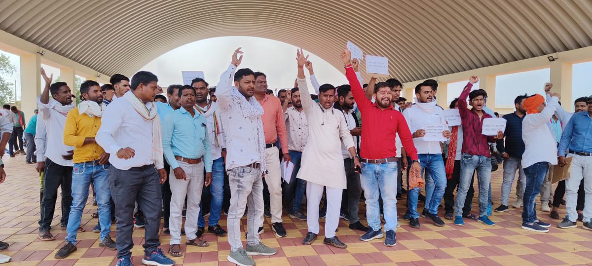 15 दिन का अल्टीमेटम दिया गया है पूरे छत्तीसगढ़ के लगभग 25000 हजार ठेकेकर्मी काम बंद हड़ताल करने के लिये तैयार है। सम्पूर्ण जवाबदारी विद्युत विभाग और शासन की रहेगी।
श्रमिक हितो में  08/01/2023 से 16/01/2023 तक 9 दिन के लिये जेल में रहने वाला क्रांतिकारी
          चुम्मन लाल साहू