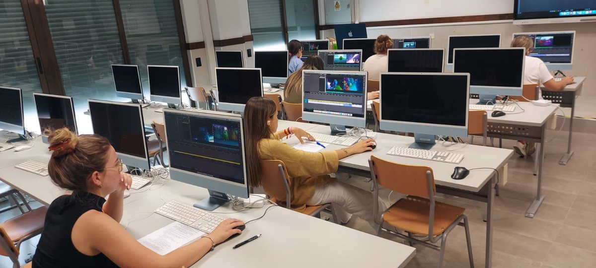 UCAM_CAV's tweet photo. Última semana del cuatrimestre que termina con examen de @MediaComposer en la asignatura de 2° de #TECII donde nuestros alumnos han aprendido a grabar, editar y montar imágenes y audio de manera profesional #formacióndecalidad #edit #SalaMAC @UCAM https://t.co/XJhKoHooP5