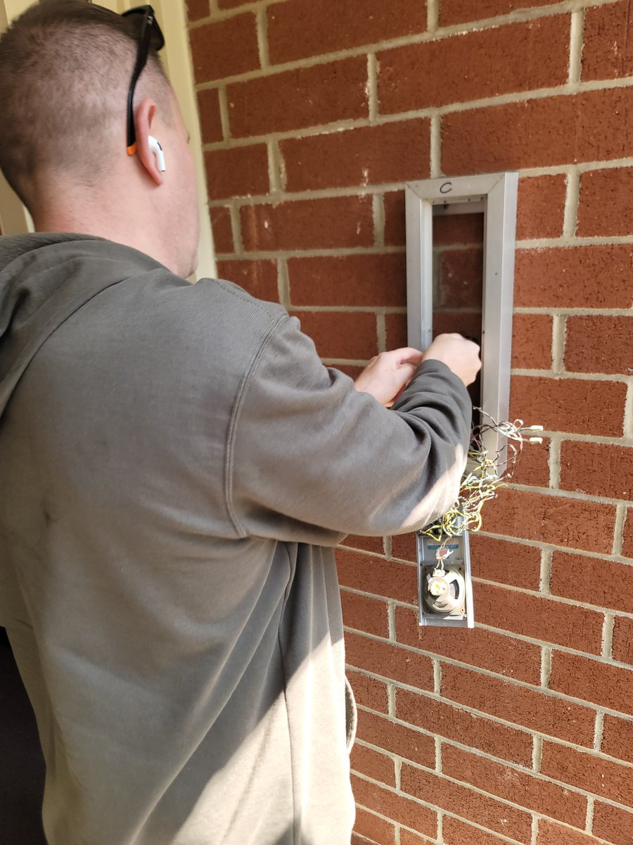 GridSquared's tweet image. Our team has been working all week on upgrading and outfitting this multi-family residential community in Marble Hill with state of the art @swiftlaneaccess  video #intercoms. They are customizable and have additional remote access features.