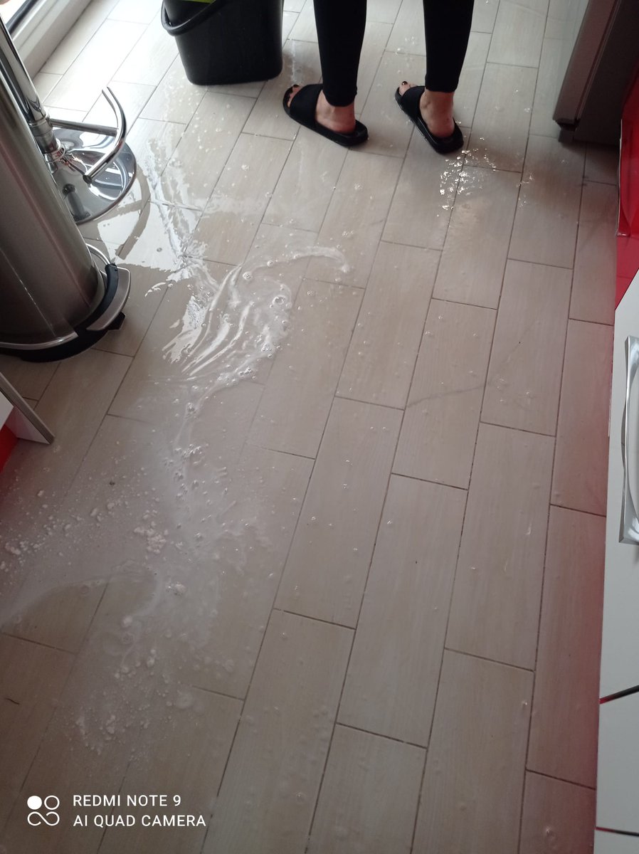 ManuelDomingo08's tweet photo. @LineaDirecta_es Así es como tengo la casa y me dicen que me espere al lunes con el agua cortada para que vengan a ver la tubería rota. 
Que mal trabaja está compañía, se acabó, engañado a otros, a mí no me cogeis más.
La denuncia ya está puesta en Linea DirectaPepe GoterayOtilio https://t.co/T3wT3EWheS