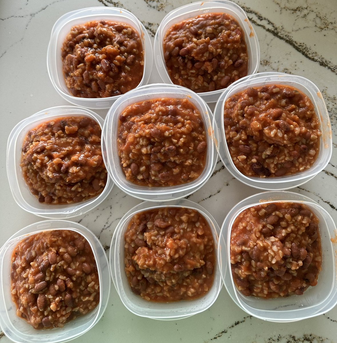 Made 11 servings of bean stew today, from the recipe in my book 😋 Freeze most. Watched the pot carefully as it can boil over. That was fine, I spent more time on @Twitter 🥺😂
#Economical #Nutritious #Delicious #Dietitian 
#AWomanmakesAPlan 📖
 #ItsGreatToBe75 💪👩‍🎓