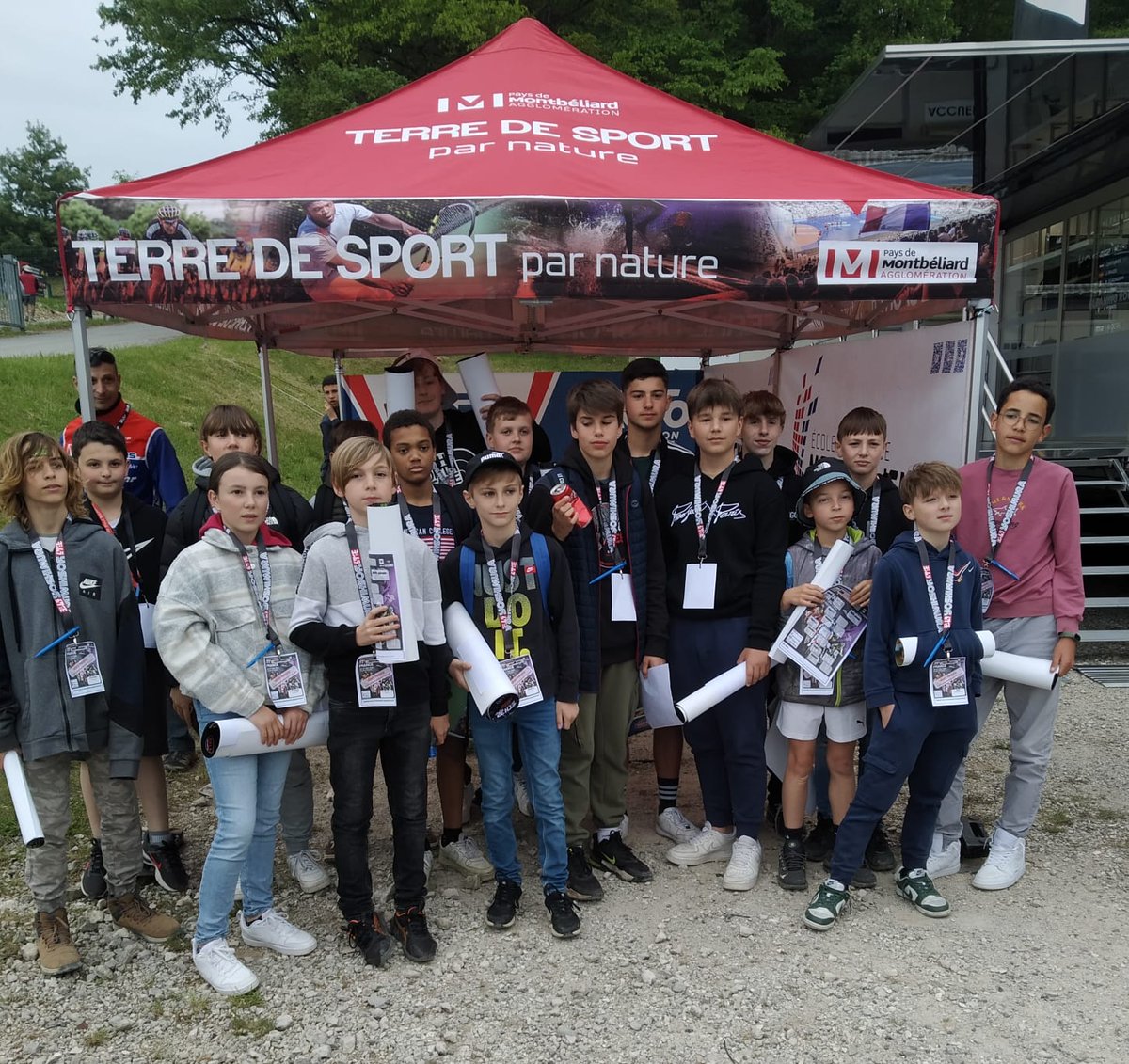 paysmontbeliard's tweet photo. Dans le cadre du championnat du monde de motocross qui débutera demain, PMA et @VillarsMc ont organisé une session découverte avec @Francasdudoubs ⤵️
✅ Découverte de la discipline et du circuit de la Versenne ! Rencontre avec les pilotes et visite des coulisses du grand prix 🏍 https://t.co/ElhAr4SWBf