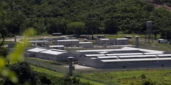 TVMASSB1's tweet photo. - El Instituto Nacional Penitenciario (INP), informó a través de un comunicado  la suspensión de visitas por parte de familiares en las cárceles de máxima seguridad durante el sábado 20 y domingo 21 de mayo de 2023.

Luego de suscitarse un nuevo enfrentamiento entre reclusos. https://t.co/JSOxgzAYcP