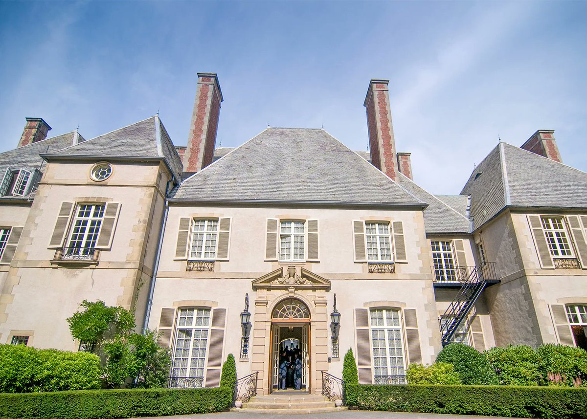 @GlenManorHouse is a wonderfully one-of-a-kind historic, French chateau-inspired #weddingvenue in Portsmouth, #RI 💒 Find out why we love it so much at buff.ly/3KJPvgS! #withyourmemoriesinmind