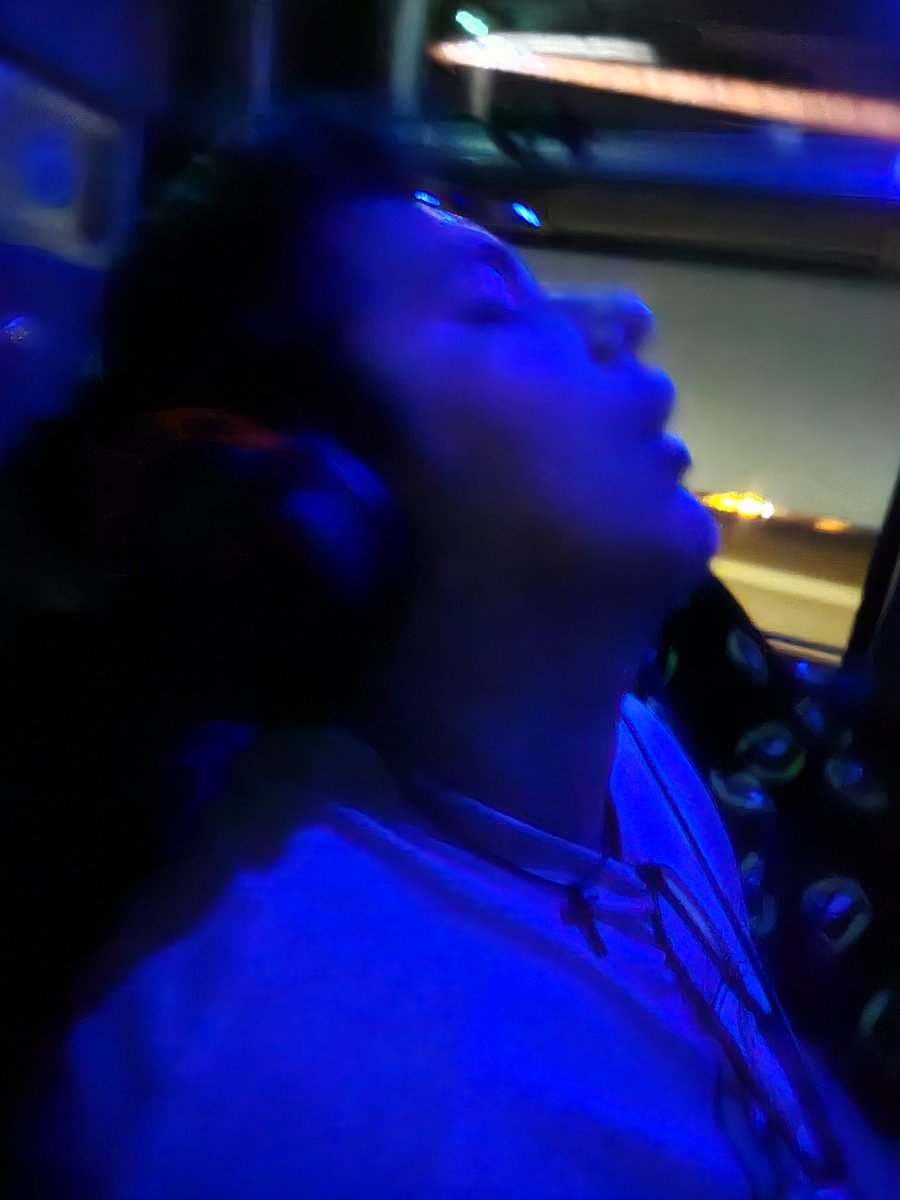 Andy43254625's tweet photo. @NoContextHumans And pictures of my friend sleeping after going to #sixflags 😅 https://t.co/pJtTlmW3zz