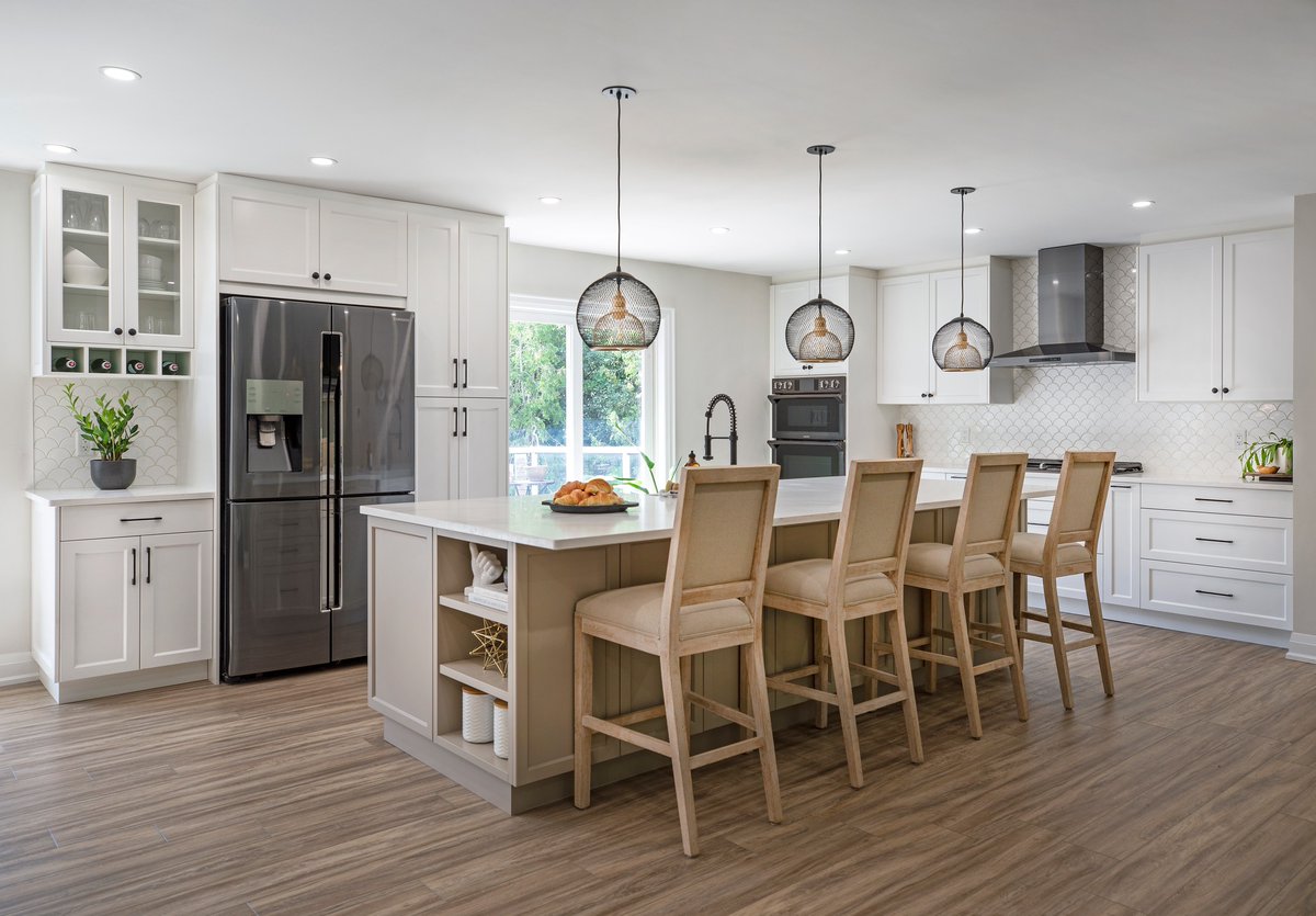 This transitional kitchen features AyA’s Dorset Classic White and Alban Taupe doors. 
 
#modernkitchen  #moderndesign #contemporarydesign #contemporarykitchen