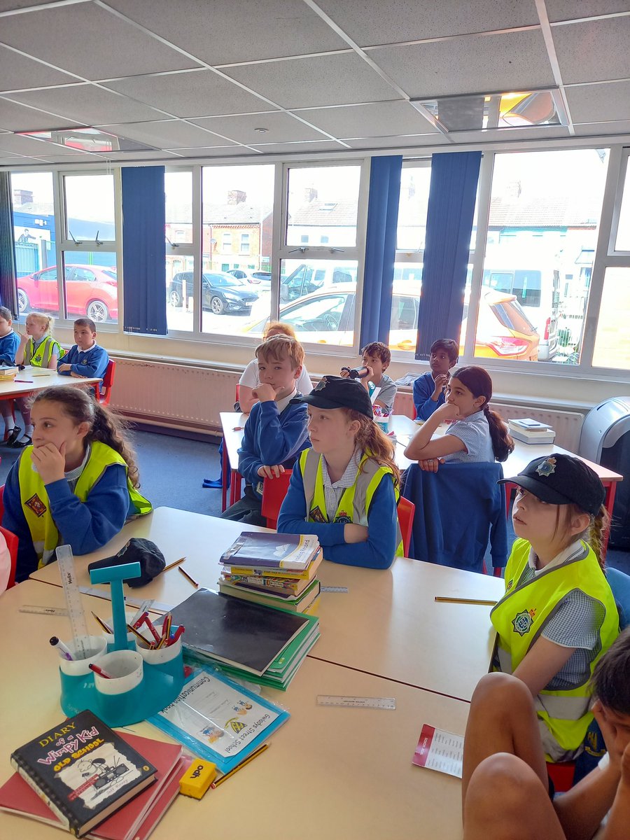GSPSCalmC's tweet photo. @GSPSIndia @GSPSRussia have been learning about keeping safe an knife crime this afternoon.
Thank you @MerPolCEU for visiting https://t.co/lQK5A0FVkw