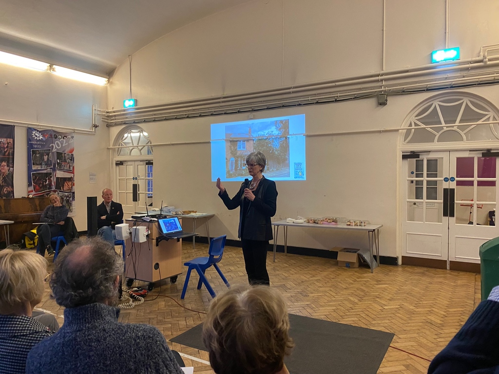 Great evening with Hampstead Garden Suburb residents talking about retrofitting for cost, comfort and climate. The heritage of the houses is a challenge, but it can be done. Wonderful to see such interest 

#retrofit #renovation #energycrisis #costofliving #hampsteadgardensuburb