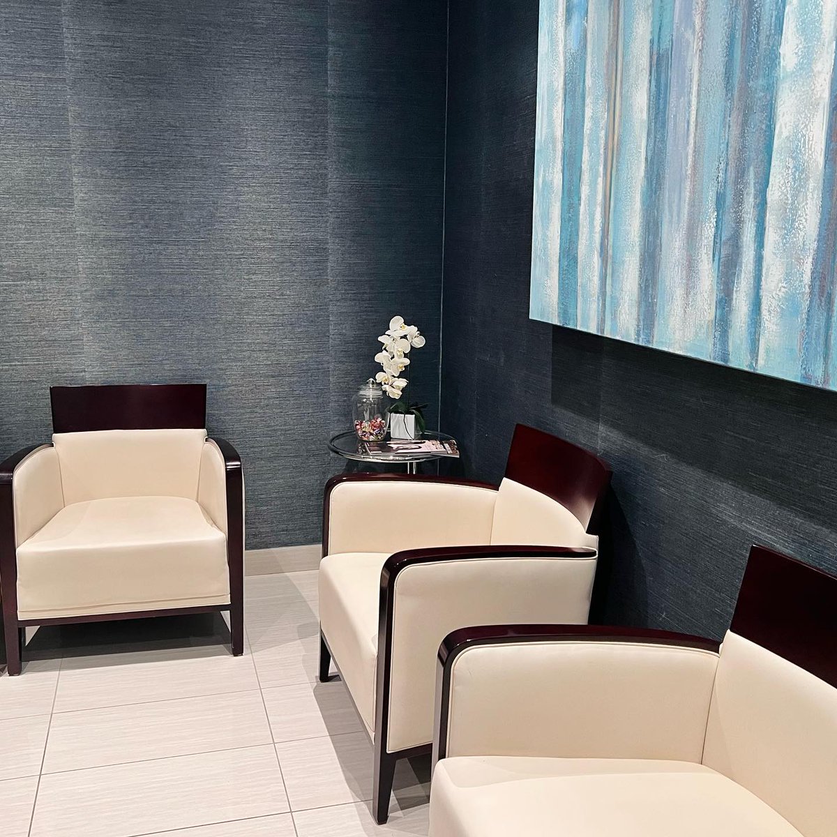 New waiting area in Law Chambers at Hullmark!

A well-designed waiting area provides arriving clients the privacy they want, while still giving the reception staff the opportunity to keep an eye on the waiting room and ensure that clients are comfortable.

#lawchambers #toronto