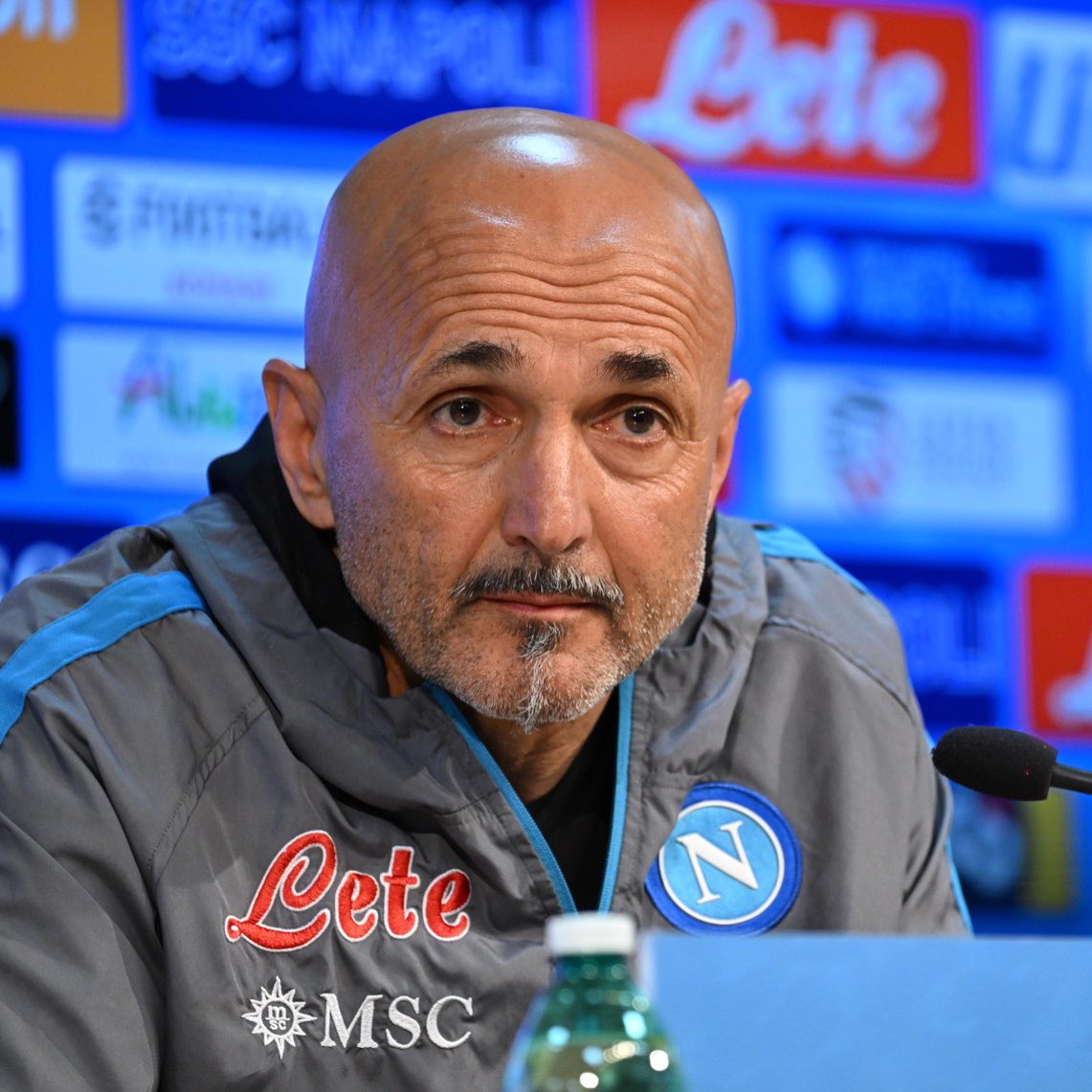 Luciano Spalletti, está pensando en no seguir siendo el DT de Napoli. Está molesto con De Laurentis, porque le enviaron la renovación automatica por email. El entrenador rechazó renovar hasta 2025. 🔵⚪ #ForzaNapoliSempre