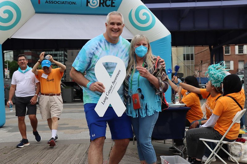I was happy to present a White Ribbon to Dr. @NickRohsMD, the 2023 Medical Honoree at the NYC @LUNGFORCE walk.  Thank you for all you do for the lung cancer community, Dr. Rohs!  
@TheWRP4LC 
@heidi_onda 
@chrisdraft 
@MSHSThoracicOnc 
@MountSinaiNYC 
#lcsm