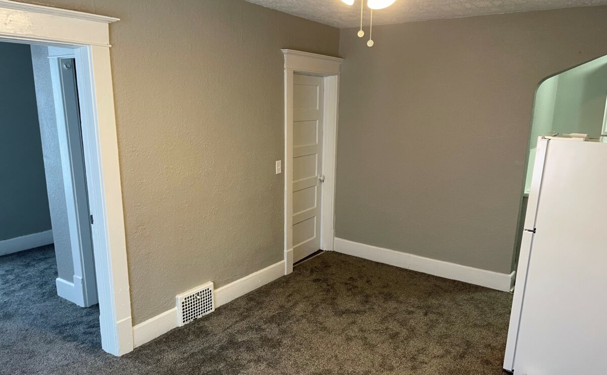 benderco's tweet photo. REDUCED PRICE: 15th Street 9-Plex

• Fully leased
• Nine (9) one-bedroom/one-bath units
• Property is located one block away from downtown Sioux Falls with easy access to Sunshine Foods, Washington Pavilion, and more

See more: https://t.co/L0EDjDPCsk https://t.co/MezuTzdsWx