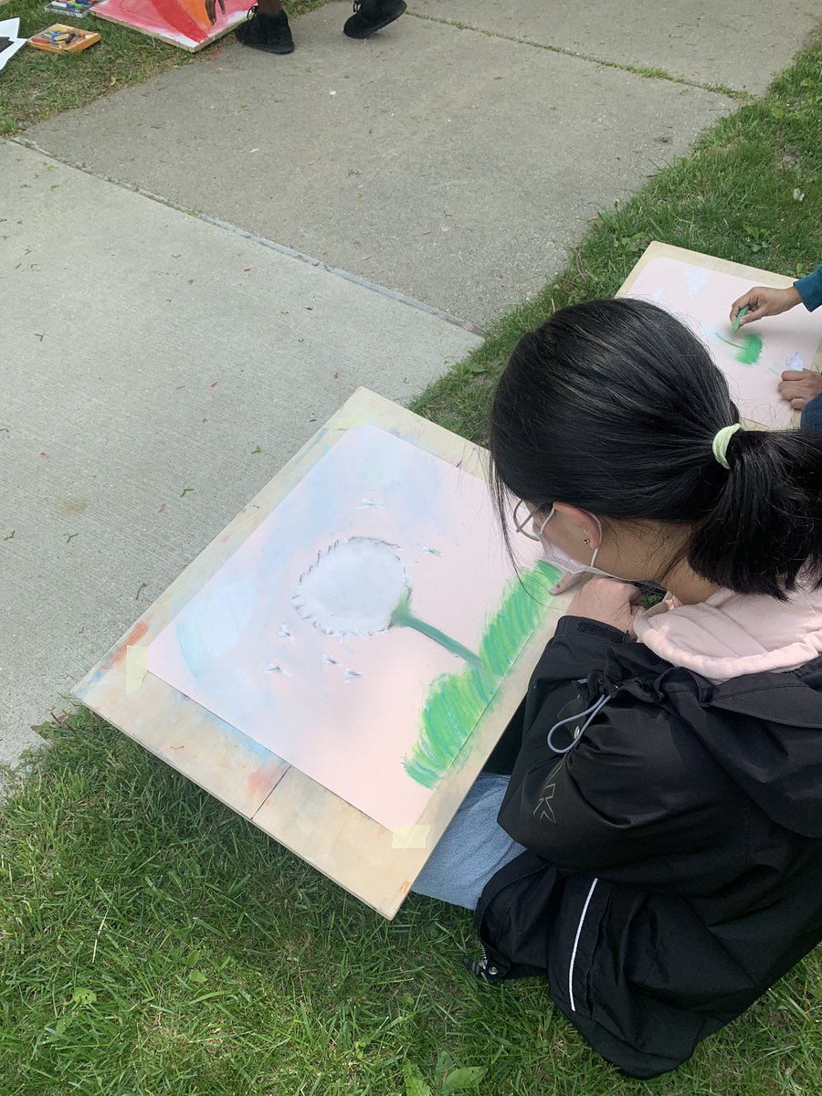 Katie Hosbach (@katiehosbach) on Twitter photo 8th grade is gone on a field trip, so 7th graders went outdoors to experiment with chalk pastels! #tsdart <a href="/SmithKnights/">Smith Middle School</a> 8th grade is gone on a field trip, so 7th graders went outdoors to experiment with chalk pastels! #tsdart <a href="/SmithKnights/">Smith Middle School</a>