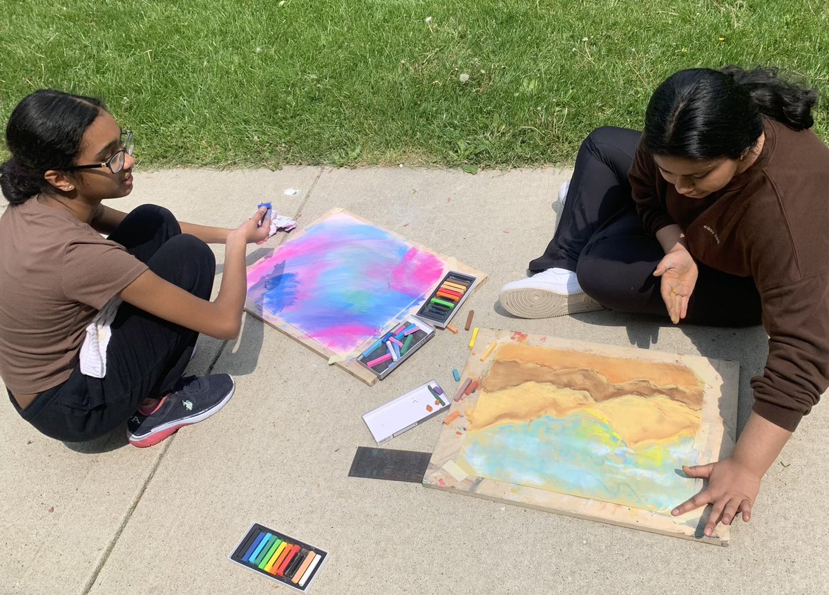 KatieHosbach's tweet image. 8th grade is gone on a field trip, so 7th graders went outdoors to experiment with chalk pastels! #tsdart @SmithKnights