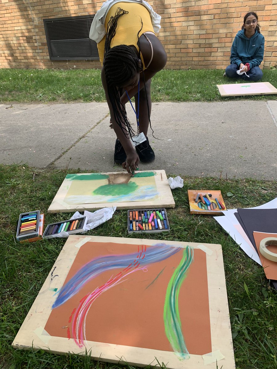 KatieHosbach's tweet image. 8th grade is gone on a field trip, so 7th graders went outdoors to experiment with chalk pastels! #tsdart @SmithKnights