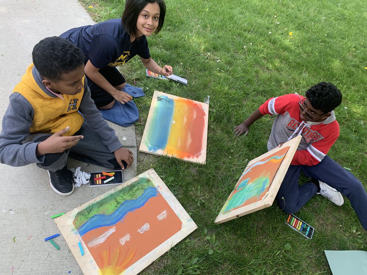 KatieHosbach's tweet image. 8th grade is gone on a field trip, so 7th graders went outdoors to experiment with chalk pastels! #tsdart @SmithKnights