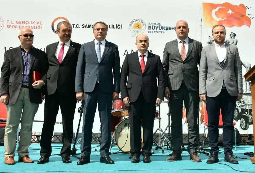 KardefSosyal's tweet photo. #19MayısGenclikveSporBayramı
#Batı #Trakya #Türkleri Derneğinin, 35 yıldır kesintisiz devam eden bir tören #Selanik #Atatürk'ün evinden alınan #Toprak ve #Bayrak, #Kardef #Federasyonumuz ile beraber #Samsun daki #19Mayıs törenlerinde Samsun #Valimiz Zülküf DAGLI teslim edildi. https://t.co/gzyeLd2wIm