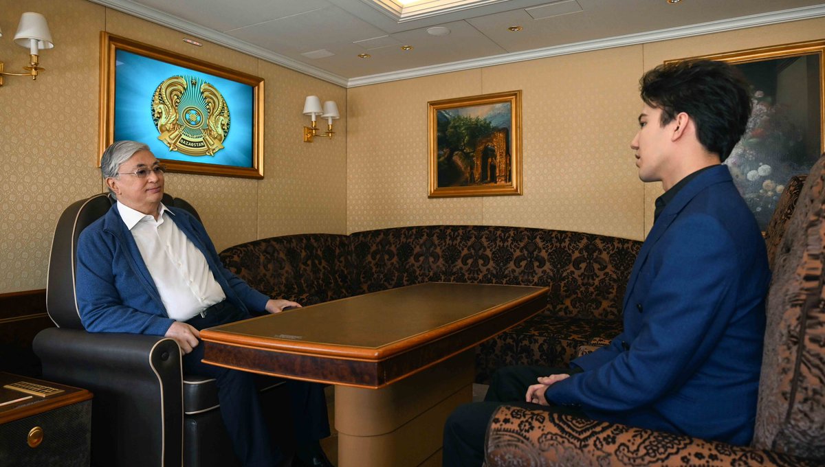 dimash_official's tweet image. A moment of conversation with Head of State Kassym-Jomart Kemeluly in the blue sky! Memories of a meaningful business trip! @TokayevKZ
