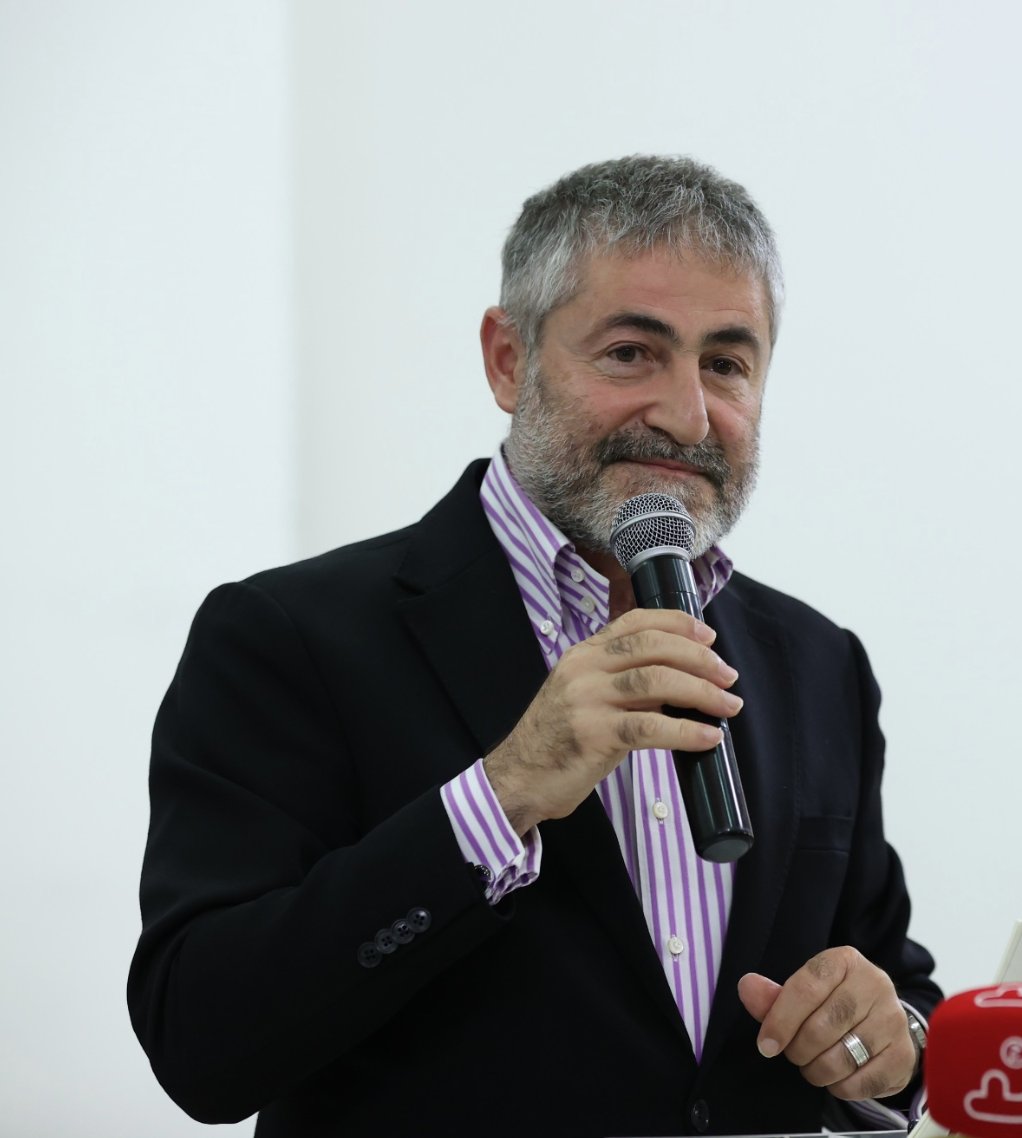 yirmiucderece's tweet photo. Nureddin Nebati:

"Biz, faizleri indirirken hiç kimseye boyun eğmedik çünkü ezanlar susmaz, bayraklar inmez dedik. 

Biz, ezanı duyduğumuzda 'Aziz Allah' dedik, onlar ezanı duyduğunda 'Bunlar nece konuşuyorlar' dediler." https://t.co/YU1M9kwIPz