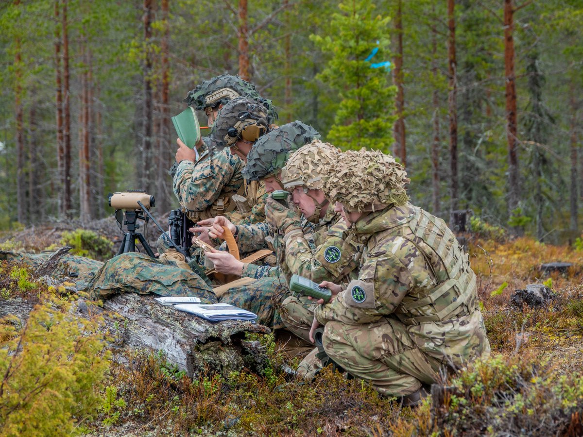 Maavoimat's tweet image. #LIST23 tulenjohtopaikalla harjoiteltiin yhdessä liittolaisten kanssa. 🇫🇮 yhteisen tulenkäytön ryhmää vahvennettiin 🇺🇸 @USMC tulenkäyttötiimillä ja🇬🇧 ilmatulenjohtajalla. @FinnishAirForce F/A-18 Hornet toteutti ilmasta maahan -pudotuksen yhdessä paikannettuun maaliin.
#maavoimat