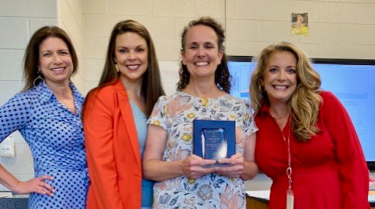 Congratulations to science department chair Lisa Jacobs for being named the <a href="/KnoxSchools/">Knox County Schools</a> science teacher of the year! <a href="/KCSScience/">Andrea Berry</a> #HVHawkNation