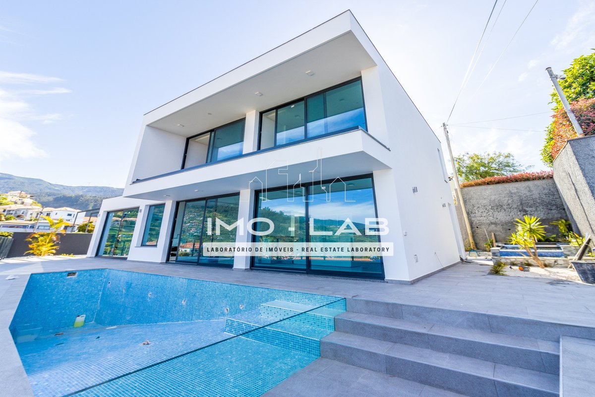 IMOLABrealty's tweet photo. 💎 LUXURY VILLA SOR SALE IN ARCO DA CALHETA! 

937.000€ 📷 

-> 3 BEDROOMS
-> 3 BATHROOMS 
-> INFINITY POOL 
-> SEA VIEW 
-> CARPA LAKE

 #estate #realestate #luxury #realtor #architecture #motivation #travel #luxurylifestyle #goals #house #madeiraisland #calheta #arcodacalheta https://t.co/XlD36Z0k5M