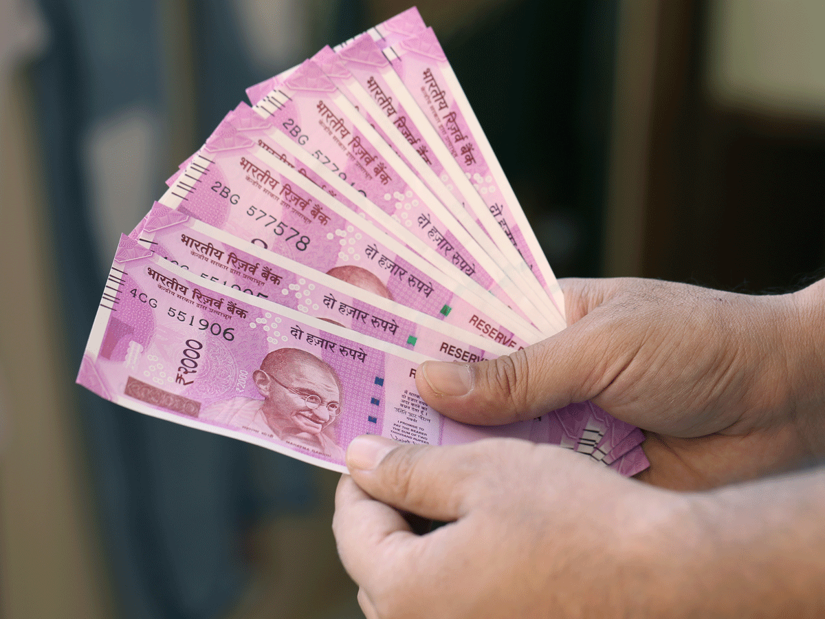 TheMirrorIndia1's tweet photo. 2 हजार के नए नोट जारी नहीं करेगी RBI जिनके पास 2 हजार के नोट हैं वो बदल सकते हैं,एक बार में 20 हजार के नोट बदले जाएंगे,23 मई से बदले जाएंगे 2 हजार के नोट, 30 सितंबर 2023 तक बदले जा सकेंगे नोट #2thousandNotes #RBI #2000note #Rajasthanews https://t.co/NciQPfVDtk