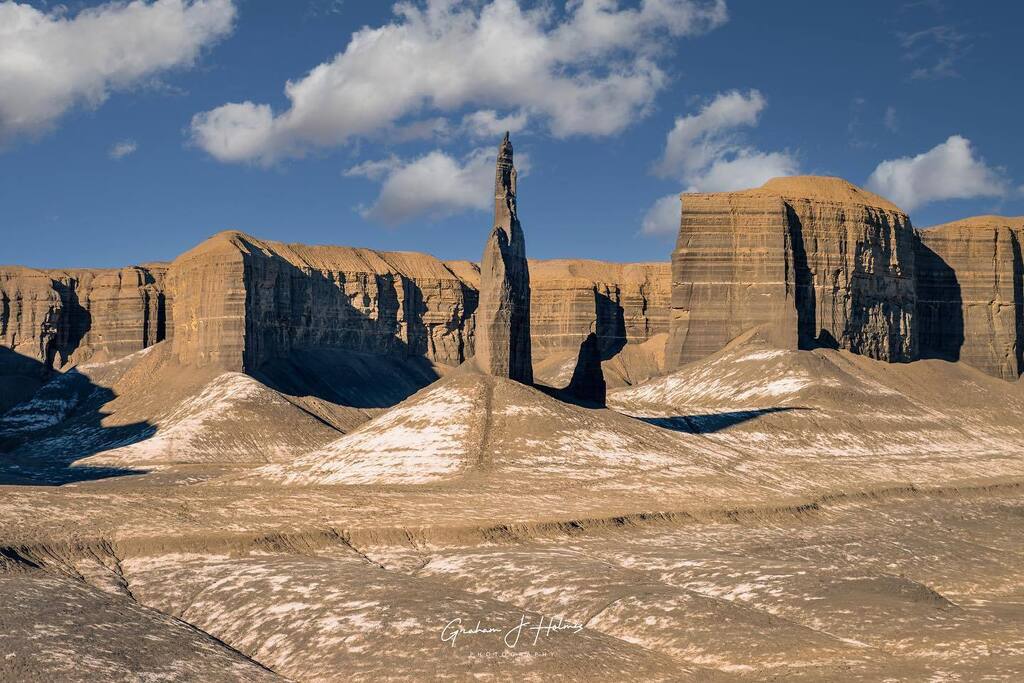 This is the first view you see of Long Dong Silver as you come into the valley. It really is like being on another planet. #longdongsilver #utah 

.
.
.
.

#canon #canonexploreroflight #canonusa #ShotOnCanon #adventurephotography #travelphotography #adob… instagr.am/p/CsbpTd7RG9Y/