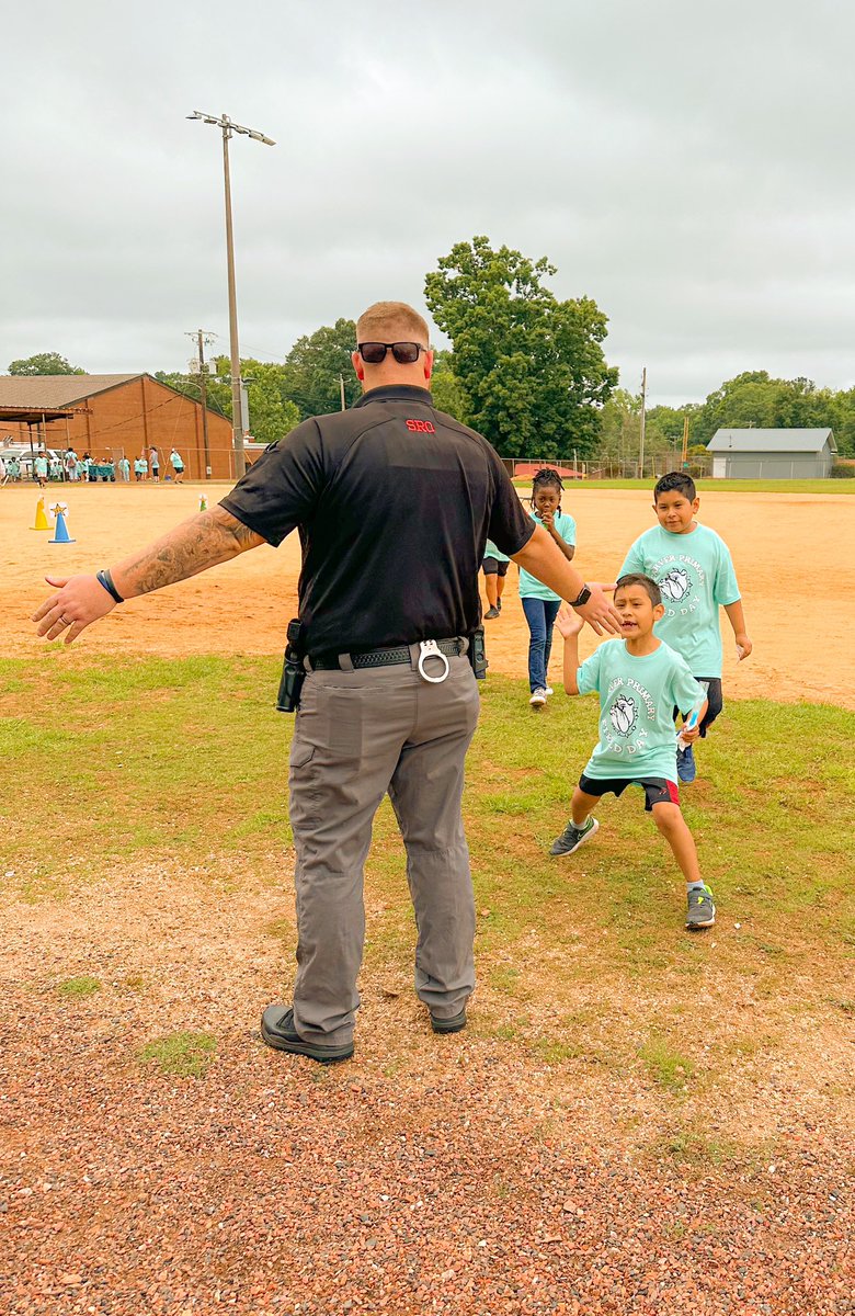 OpelikaPD's tweet photo. Officer Poss stopped by #FieldDay at @CarverPrimary to say Hi to the kids https://t.co/uthwcwHC6l