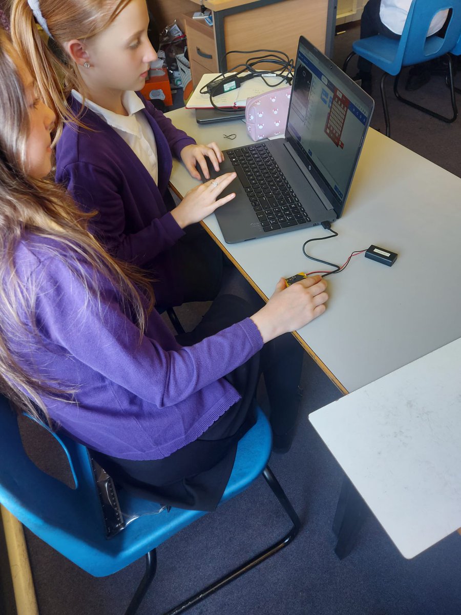 PegasusPrimary's tweet image. Year 6 had a great time in a computing workshop today studying coding. They were the first to try out our micro:bits and are looking forward to helping other children learn more about them. ☺️ #scalingnewheights #primarycomputing